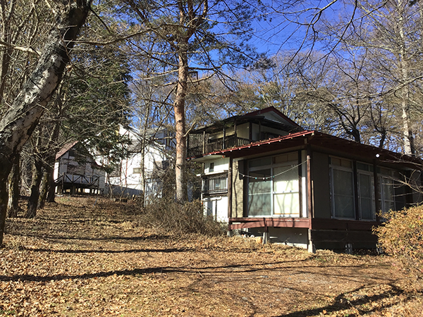 別荘地内入口に近い好立地、若宮高原の心地よい山林と３棟の家： 別荘 ...
