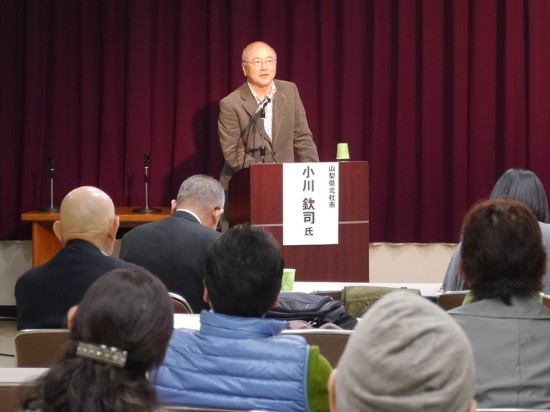 体験談を語る小川さん。