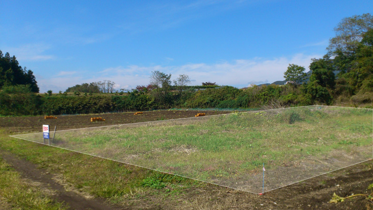 集落はずれの伸びやかな土地