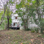 囲炉裏・薪ストーブ・サウナのある、湿地感のある庭付きのリゾート別荘