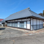 恋人坂の麓にある純農村集落、田畑が点在する倉庫付古民家