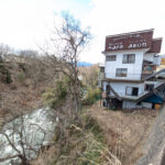 阿賀川の渓谷沿いに佇む、ワンフロア店舗付き多層階住宅