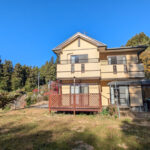 八溝山地を眺められる高台に聳える、本格的な広い農地と倉庫付き住宅