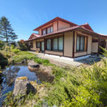 雛とべにばなの里で緑と触れ合う生活、池と茶室と隠居と庭園付き2階建邸宅
