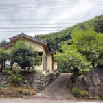 目の前を清流が流れる山あいの住まい