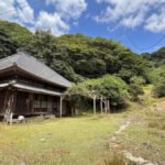 人里離れた山道の先 3420坪の敷地に佇む一軒家